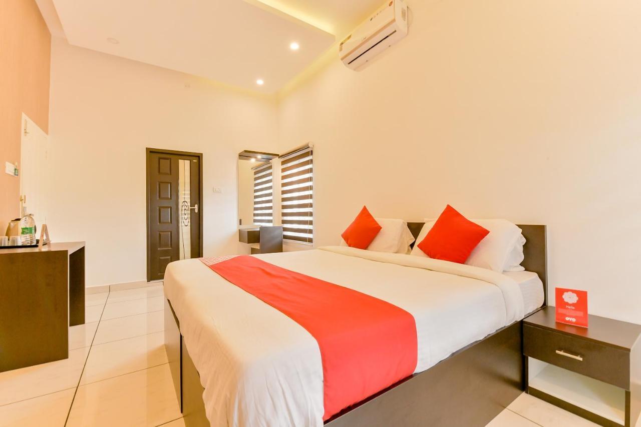 Vaccinated Staff - Oyo 15973 F Square Hotel Kochi Exterior photo