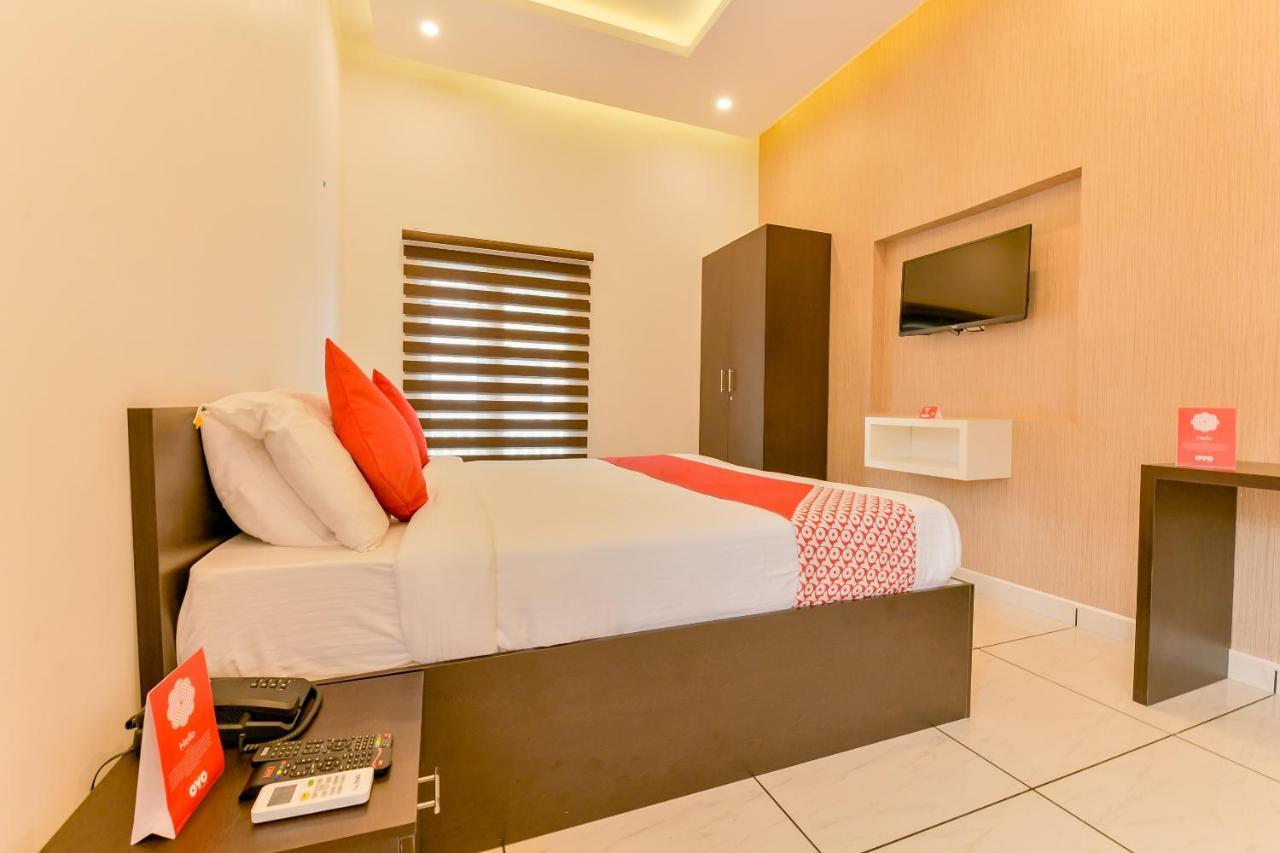 Vaccinated Staff - Oyo 15973 F Square Hotel Kochi Exterior photo