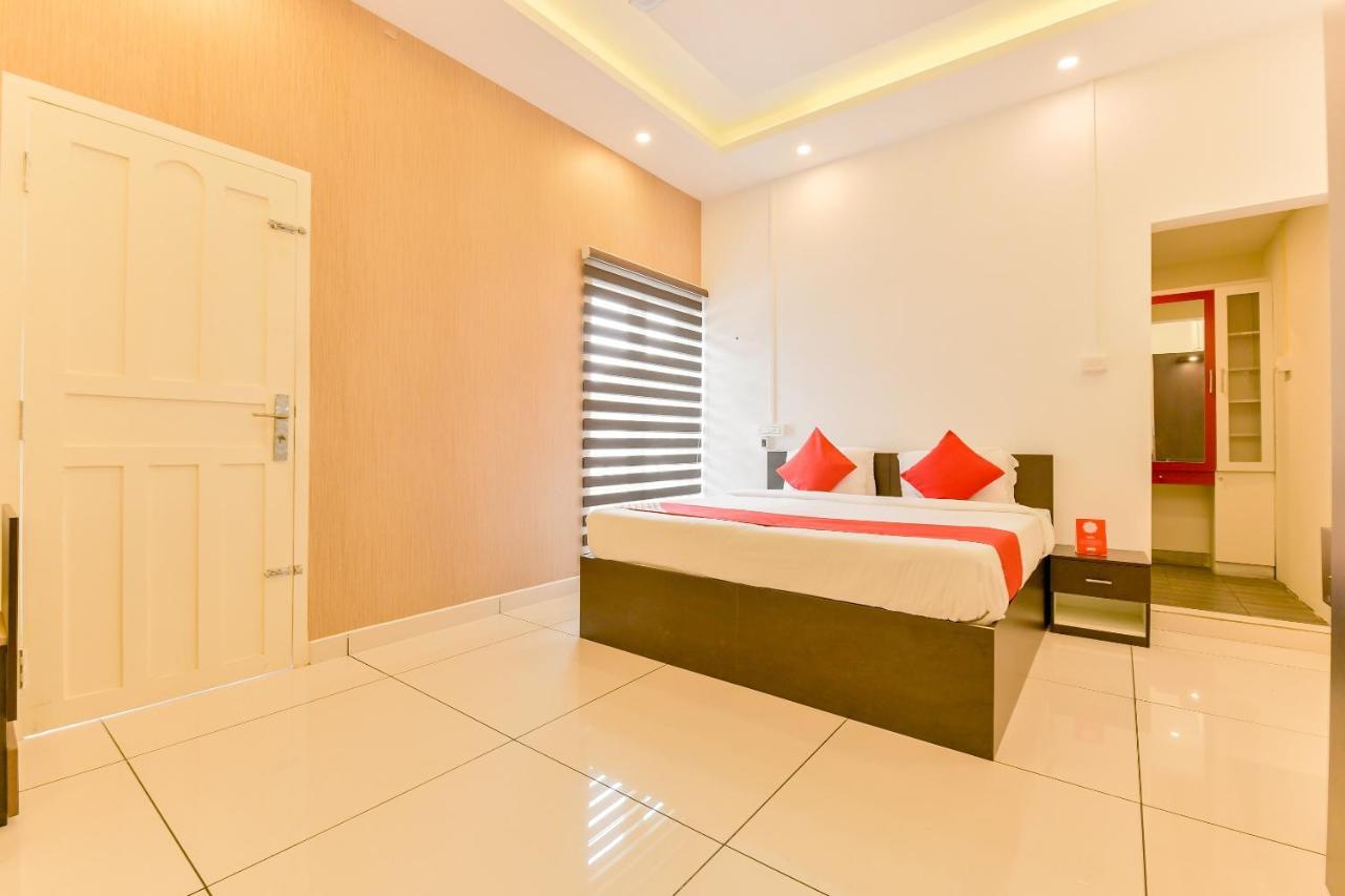 Vaccinated Staff - Oyo 15973 F Square Hotel Kochi Exterior photo