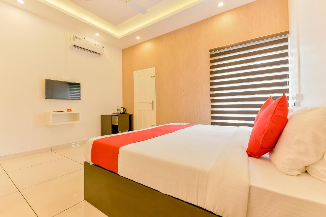 Vaccinated Staff - Oyo 15973 F Square Hotel Kochi Exterior photo