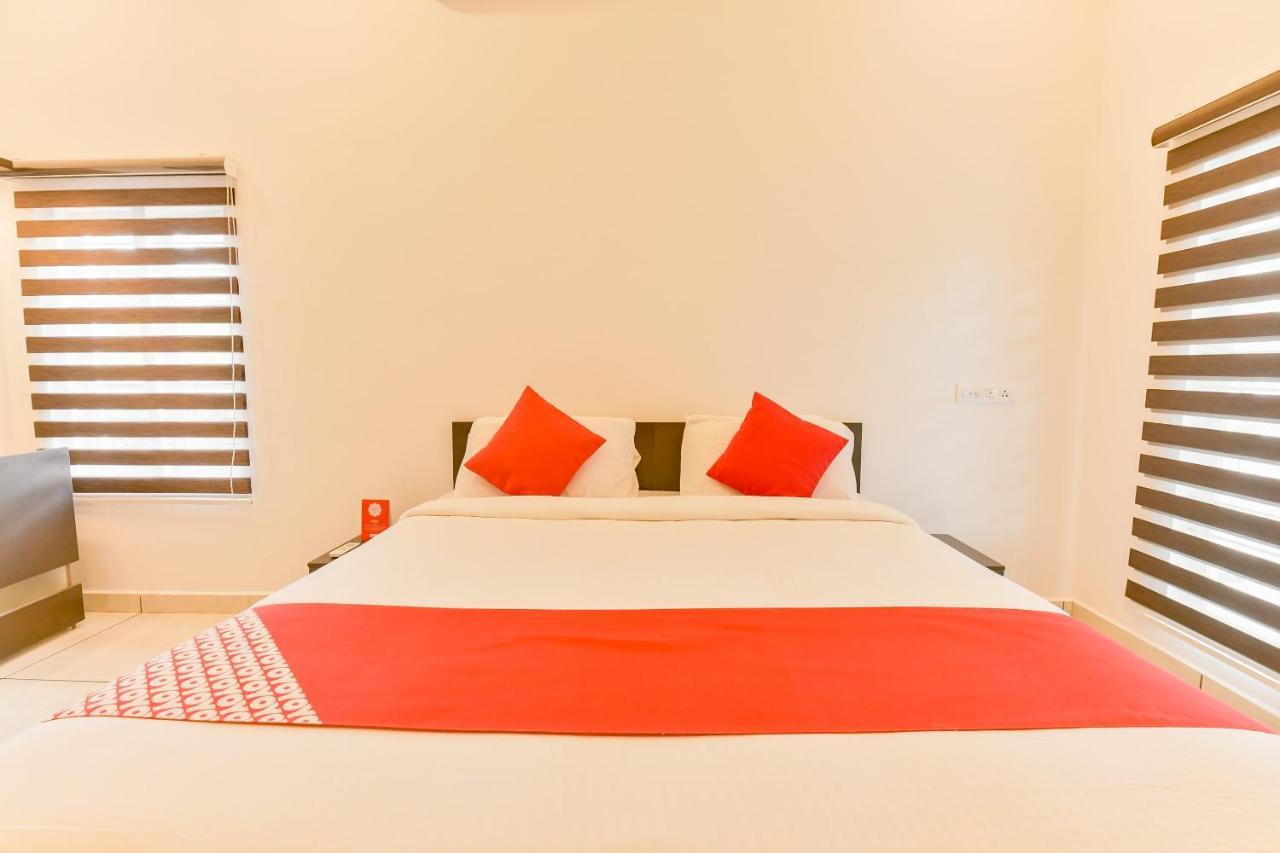 Vaccinated Staff - Oyo 15973 F Square Hotel Kochi Exterior photo