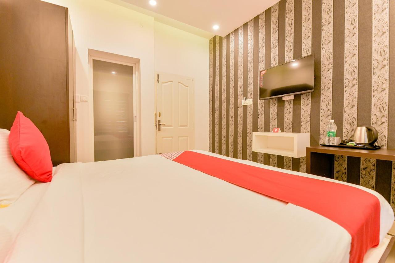 Vaccinated Staff - Oyo 15973 F Square Hotel Kochi Exterior photo