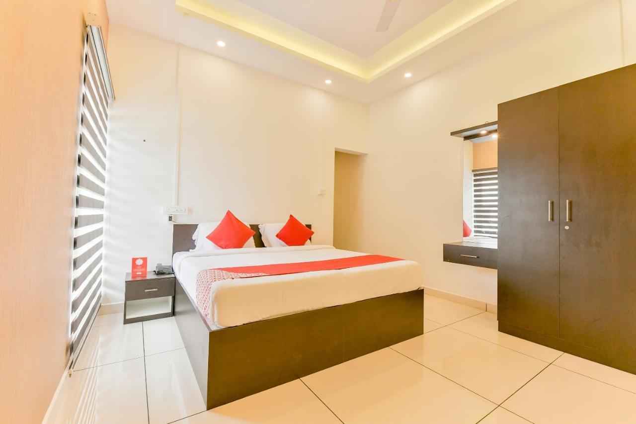 Vaccinated Staff - Oyo 15973 F Square Hotel Kochi Exterior photo