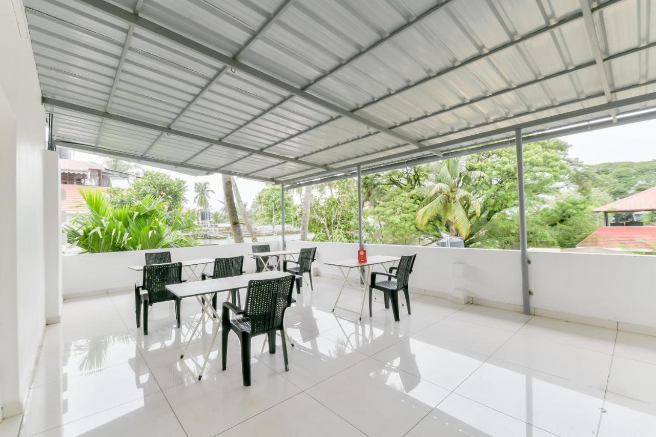 Vaccinated Staff - Oyo 15973 F Square Hotel Kochi Exterior photo