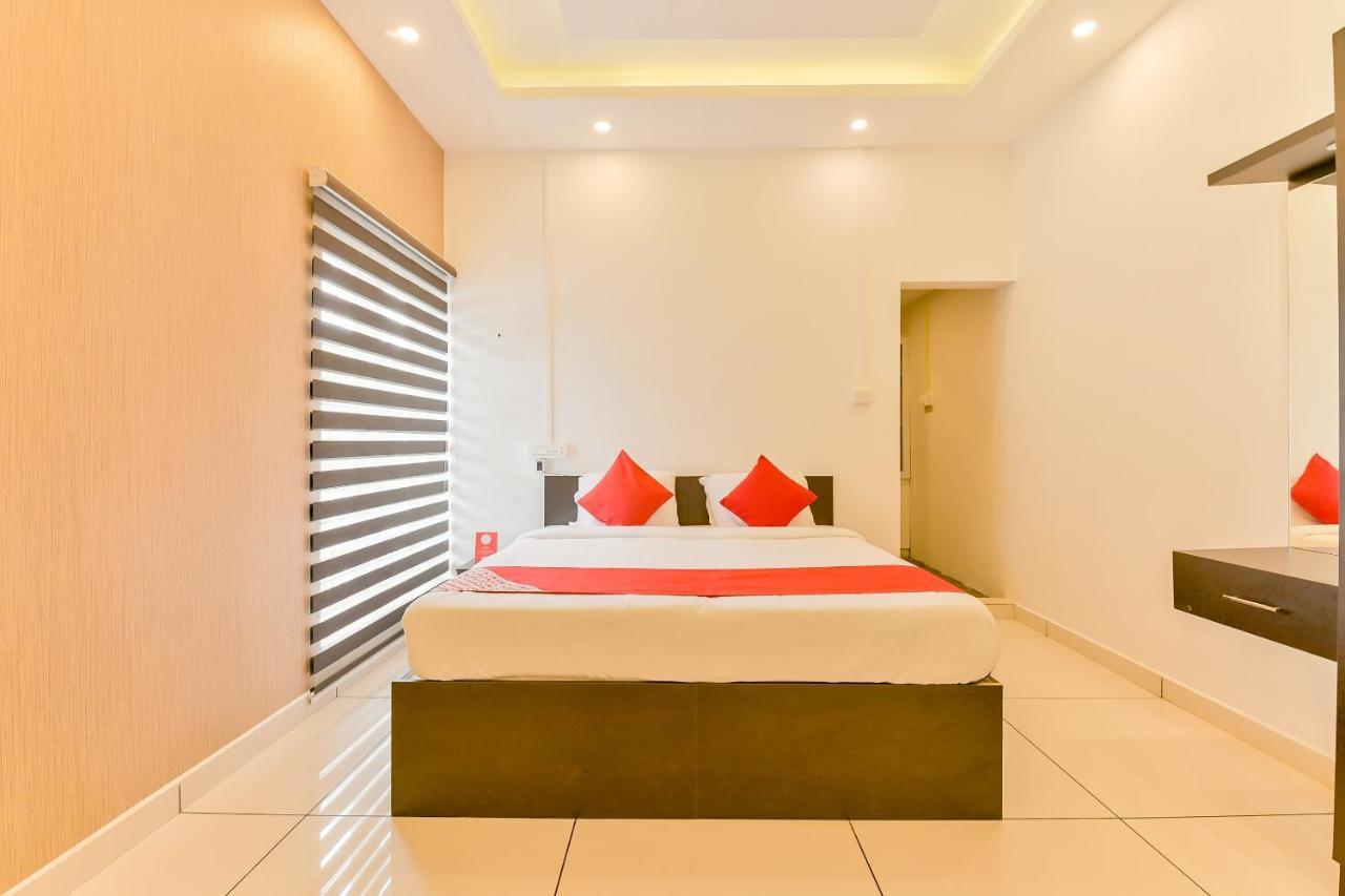Vaccinated Staff - Oyo 15973 F Square Hotel Kochi Exterior photo