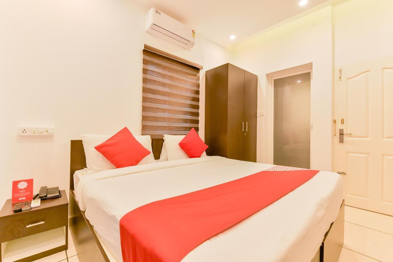 Vaccinated Staff - Oyo 15973 F Square Hotel Kochi Exterior photo