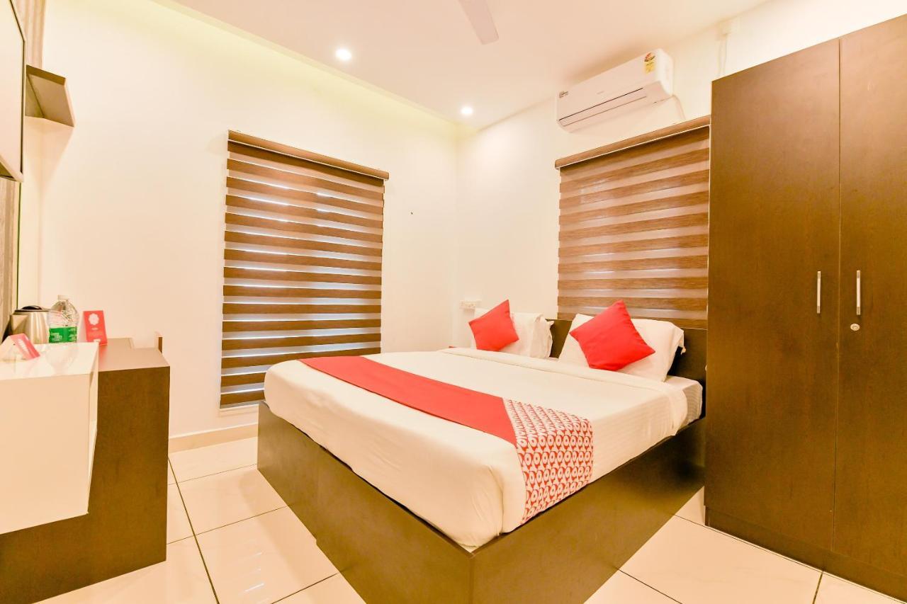 Vaccinated Staff - Oyo 15973 F Square Hotel Kochi Exterior photo